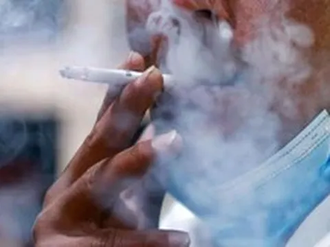 Chuyên gia: Cấm hút thuốc lá khi lái xe là hiển nhiên, nhưng chưa đủ