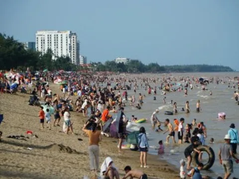 Biển Sầm Sơn đông nghẹt du khách ngày đầu kỳ nghỉ lễ 2/9