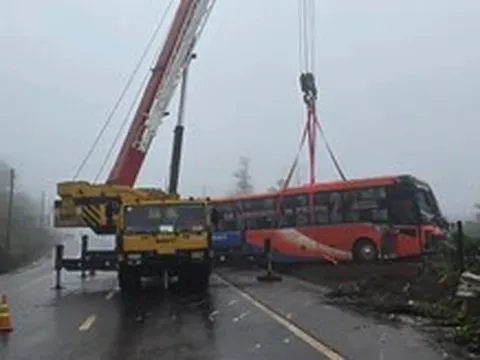 Vụ lật xe khách từ TP.HCM về Gia Lai: đã có 4 người chết