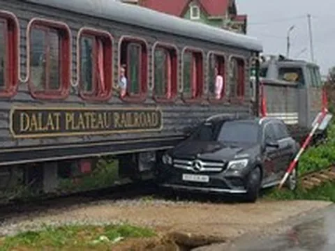 Tai nạn hy hữu: tàu hỏa cổ ở Đà Lạt ủi xe hơi đời mới chết máy ngay giữa đường ray