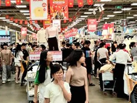 Lễ 2-9: Người dân TP.HCM đua nhau săn hàng khuyến mãi, nhiều siêu thị đông như trẩy hội
