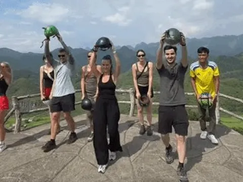 Khách Tây múa 'Việt Nam quê hương tôi' bằng mũ bảo hiểm ở Hà Giang