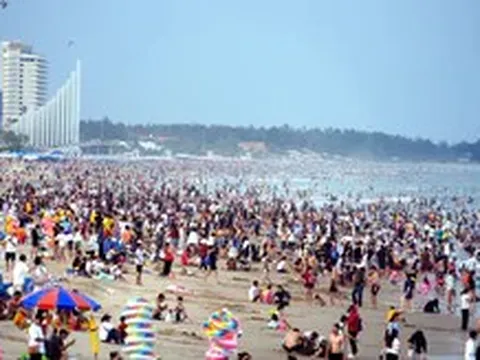 Du khách đổ về Vũng Tàu tăng hơn 3 lần, Bãi Sau chật kín người chiều 30-8