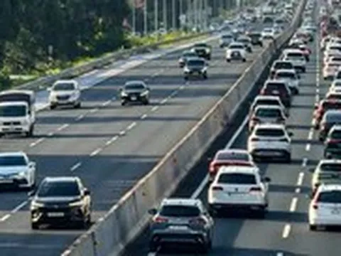Cửa ngõ Hà Nội lại kẹt cứng 'ngày về', xe được đi ngược chiều trên cao tốc