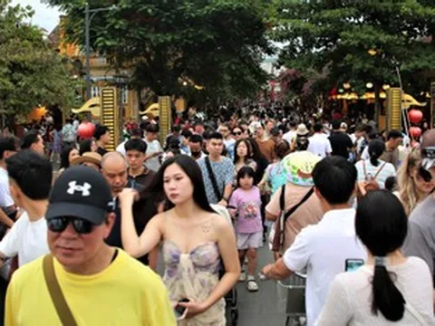 Phố cổ Hội An đông kín dịp lễ 2/9, du khách chen chân từng bước
