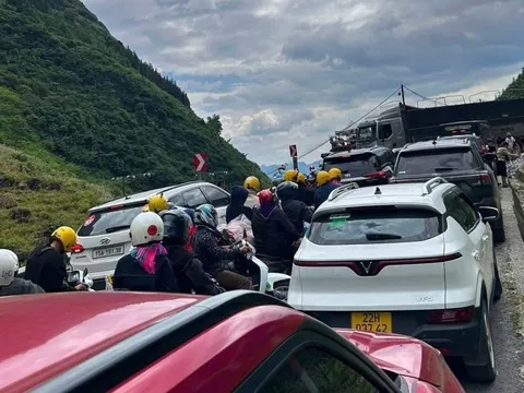 Hàng xe kẹt dài trên đường lên Hà Giang
