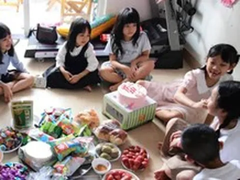 Đi sinh nhật, tới cụng ly là vui rồi có cần quà tặng?