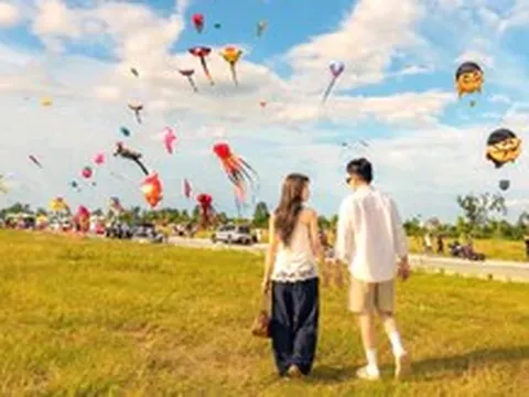 Lễ 2-9: Dòng người đổ về hồ nước 'khổng lồ' thả diều, hóng gió