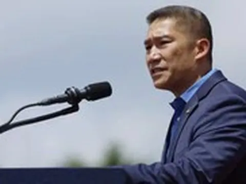 Tổng thống Trump đề cử ông Hùng Cao làm Bộ trưởng Hải quân chính thức