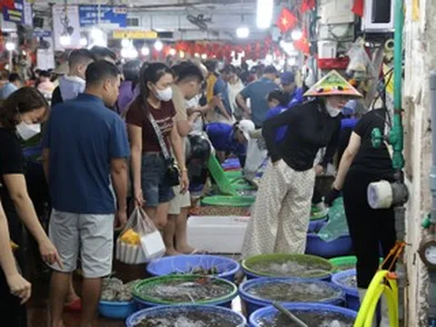 Chợ hải sản ở Quảng Ninh đông nghịt khách dịp nghỉ lễ, chủ sạp mỏi tay đóng hàng