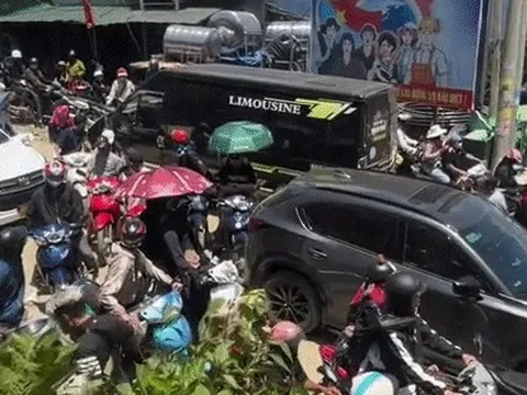 Kẹt xe hàng km ở Tà Xùa