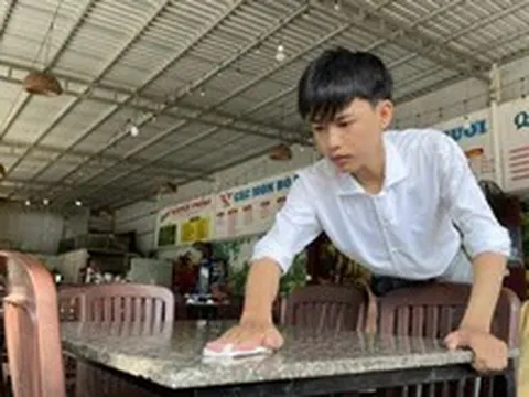 Nam sinh bán bánh mì thuê chăm ngoại và nuôi em đã đậu Đại học Cần Thơ