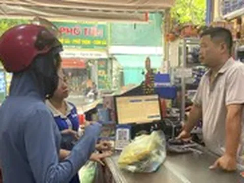 Bán gói snack vài ngàn đồng: Thuế bắt xuất hóa đơn, nhưng người mua không nhận, có nghịch lý?