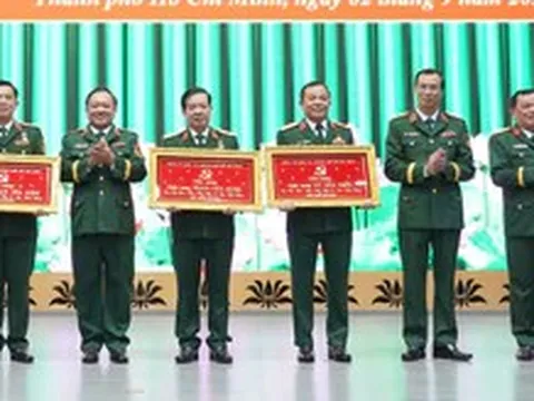 Thiếu tướng Vũ Văn Điền cùng các lãnh đạo, nguyên lãnh đạo Bộ Tư lệnh TP.HCM nhận Huy hiệu 35 năm tuổi Đảng