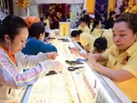 Đọc nhanh 3-9: Giá dầu neo cao, giá vàng sáng nay bất ngờ tăng vọt