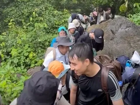 Hàng nghìn người nối hàng leo núi Bà Đen