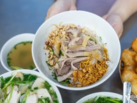 Phở gà Hà Nội gây sốt mạng xã hội Trung Quốc, khách khen bát phở giá trăm nghìn