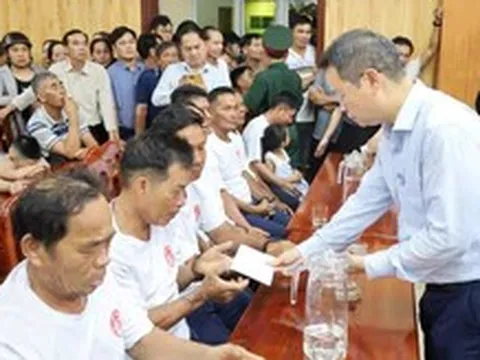 Chủ tịch UBND TP Đà Nẵng thăm hỏi 32 ngư dân tàu câu mực gặp nạn trở về