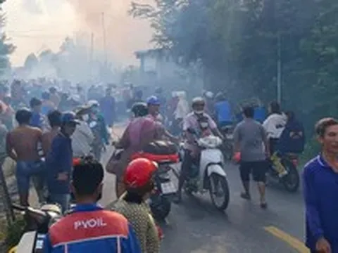 Cháy nhà yến ven quốc lộ 30, xe cộ qua khu vực ùn tắc