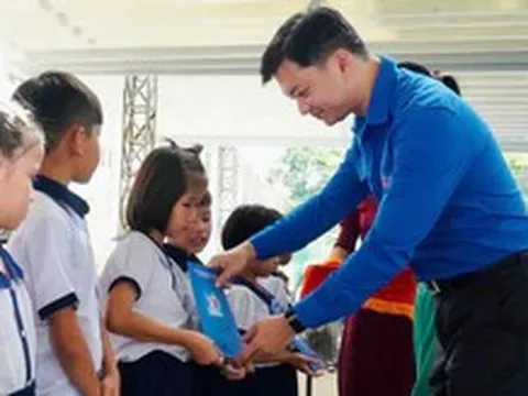 Trung ương Đoàn tặng phòng máy tính và học bổng cho học sinh biên giới Đồng Tháp