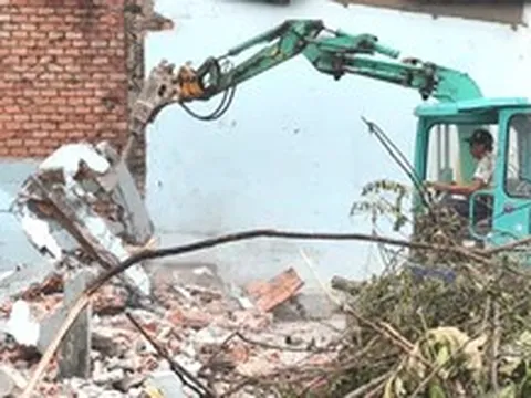 Tất bật nghề tháo dỡ, mua 'xác nhà' trên đất bàn giao dự án mở rộng quốc lộ 1 ở TP.HCM