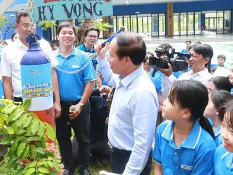 Phó thủ tướng xúc động nói với học sinh Trường Hy Vọng: ‘Qua giông bão, mong các cháu mạnh mẽ hơn’