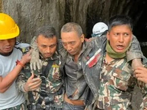 Nepal giải cứu công dân Trung Quốc mắc kẹt 10 ngày sau lũ quét, cách cửa hầm 225 m