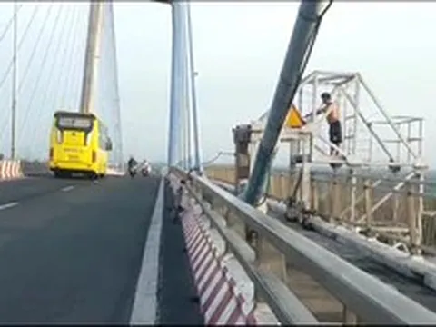 Người đàn ông leo lên hành lang cầu Mỹ Thuận 1 tập thể dục hết sức nguy hiểm