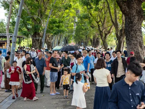 Đến từ 7h sáng chờ vào cửa miễn phí Đại nội Huế