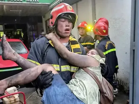 Cảnh sát chữa cháy lao vào khách sạn cứu 26 người trong vụ cháy làm 2 người tử vong