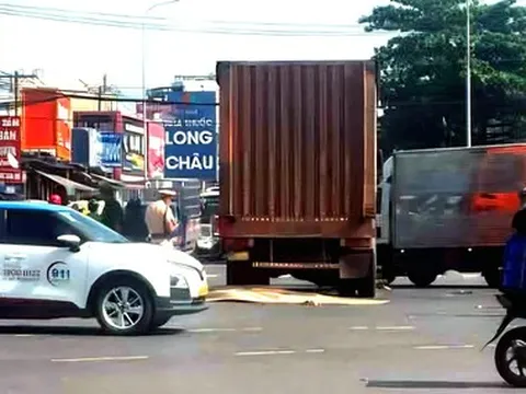 4 người đi xe máy bị cuốn vào gầm xe tải, 3 người chết