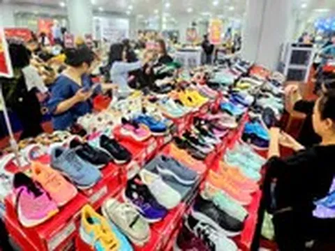Mua giày Nike, Adidas… giá mấy trăm ngàn mà vẫn 'hy vọng'... không giả, lãnh đạo Adidas tiết lộ gì?