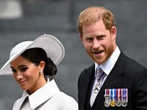 Harry - Meghan ngạc nhiên trước thư Hoàng gia Anh nói họ là 'công dân bình thường'