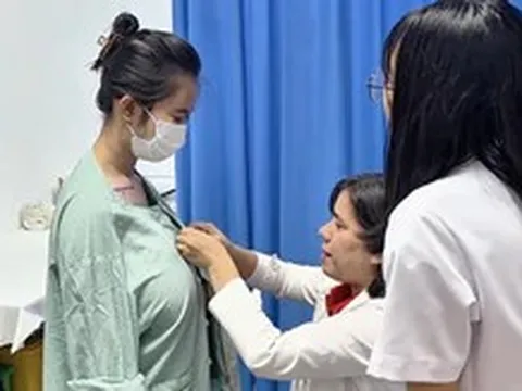 Cô gái 20 tuổi gù cả lưng vì vòng ngực quá khổ, bác sĩ phải can thiệp