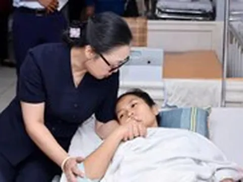 Cô giáo lao ra cứu bé 2 tuổi, bị xe tải cán qua hai chân