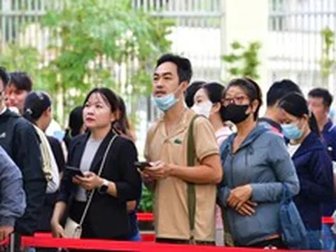 Sách giáo khoa vẫn thiếu, phụ huynh xếp hàng từ 4h sáng, chạy 7-10 nhà sách