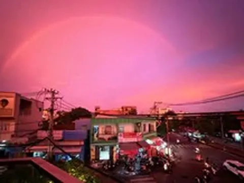 Đẹp nao lòng hoàng hôn TP.HCM sau cơn mưa chiều