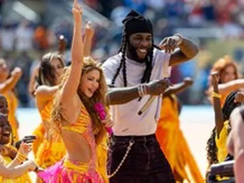 Shakira, Ariana Grande thống trị đường đua âm nhạc mùa hè