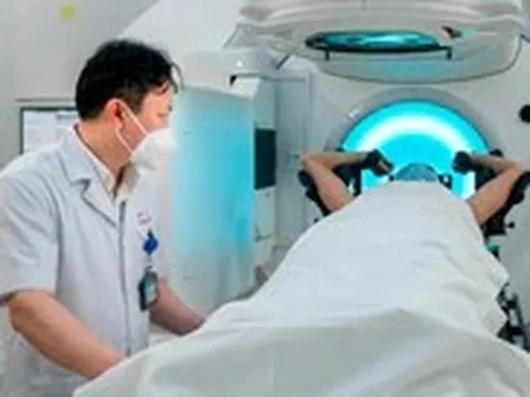 Vụ bệnh nhân ung thư 'muốn trị xạ nhanh, phải kẹp tiền vào sổ': Bệnh viện E đình chỉ nhân viên liên quan đến phản ảnh