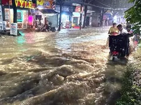 Mưa lớn khiến nhiều tuyến đường ở Đồng Nai ngập nặng, nước cuốn trôi xe máy