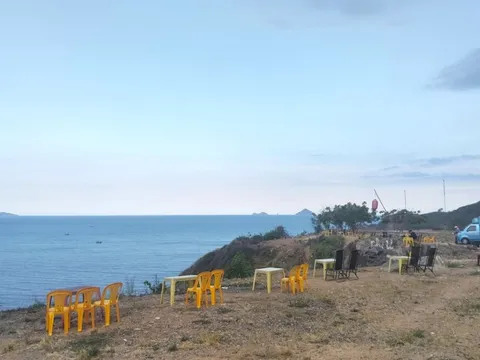 Dẹp bàn ghế ngồi ăn uống, ngắm cảnh sát mép vực ở Nha Trang