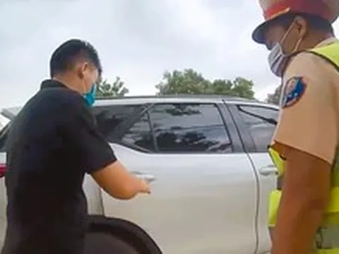 Từ vụ CSGT Đà Nẵng ‘tuýt còi’ xe ghép: Xe cá nhân nhận chở khách, mức phạt bao nhiêu?