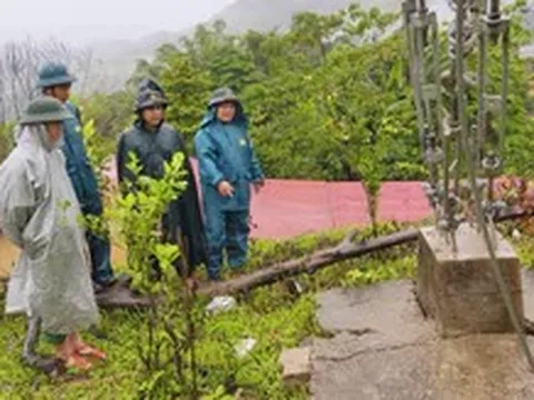 Mưa lớn khắp Đà Nẵng, quân đội căng sức xử lý hiện trường