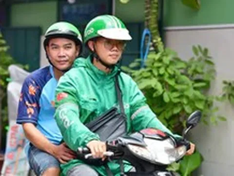 Chạy xe ôm kiếm tiền vì không có cha mẹ, HS giỏi thành phố, đậu Đại học Kinh tế TP.HCM