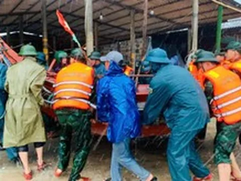 Sóng cao 2,5m đánh vào bãi tắm Mỹ Thủy
