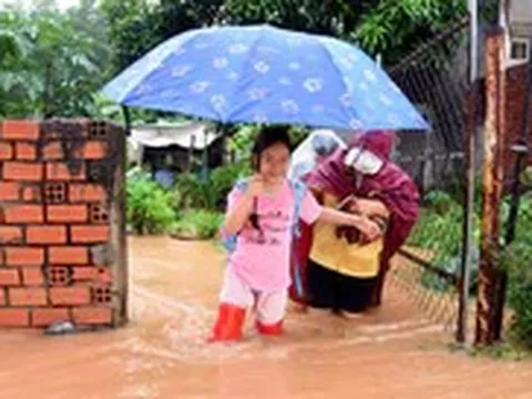 Lũ dâng cao trở lại, dân Đồng Nai bỏ nhà đi trú, hàng xóm mở cửa đón nhau