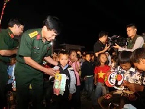 Bộ đội làm trung thu sớm cho các em nhỏ nơi bản biên cương Na Ngoi