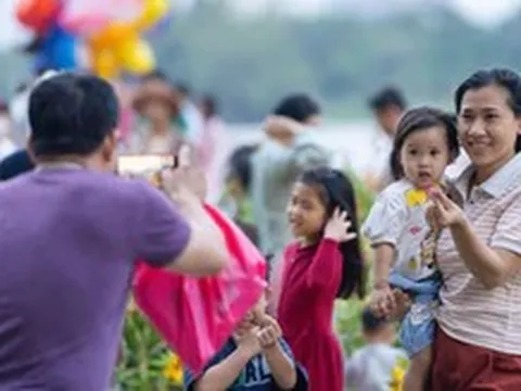 Cha mẹ nên 'nắm' và 'buông' thế nào để con tự muốn cố gắng?