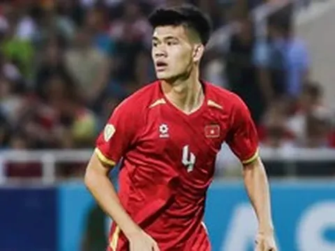 Trung vệ Đinh Quang Kiệt, tuyển thủ bóng chuyền Thanh Thúy cầm cờ đoàn thể thao Việt Nam tại Asiad 2026