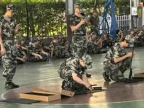 Chuỗi trà sữa đào tạo nhân viên như quân đội: Thu điện thoại, gấp chăn vuông